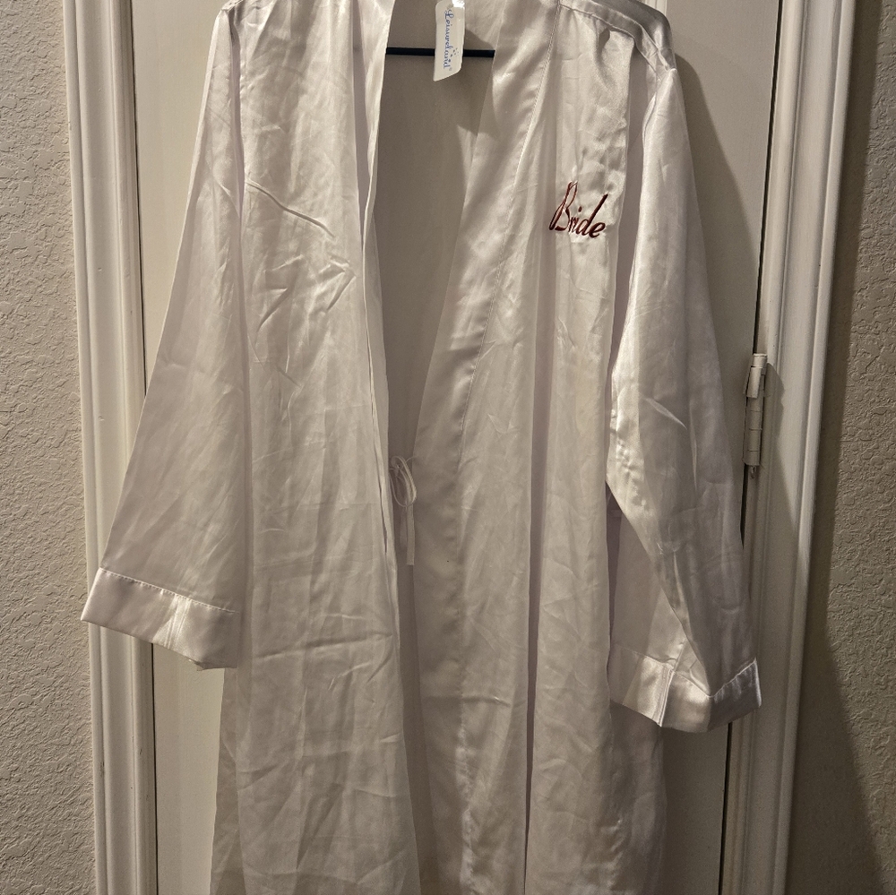 NWT Leisureland White BRIDE Satin Robe. Size XXL.